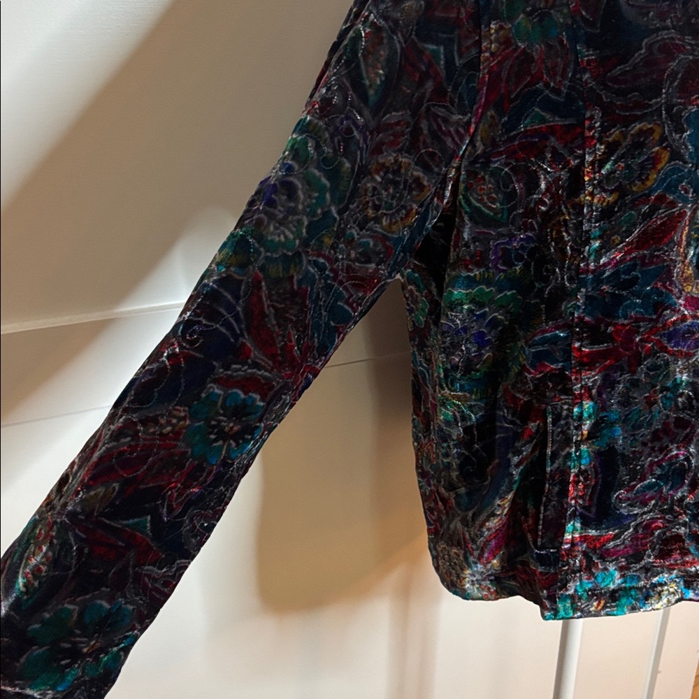 Chico's Vibrant Velvet Jacket size 2 in excellent condition - Picture 5 of 9
